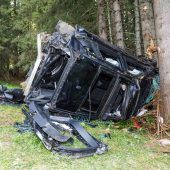 Schwerverletzter klemmt ganze Nacht im Auto fest