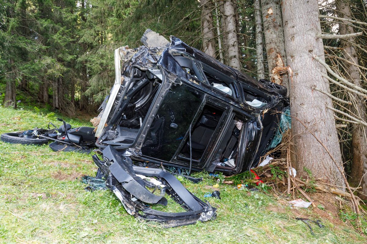 Bei Warth stürzte ein 27-Jähriger mit seinem Auto 150 Meter einen Abhang hinab. Den Pkw zerlegte es komplett, der Mann kam ins Krankenhaus. Hofmeister