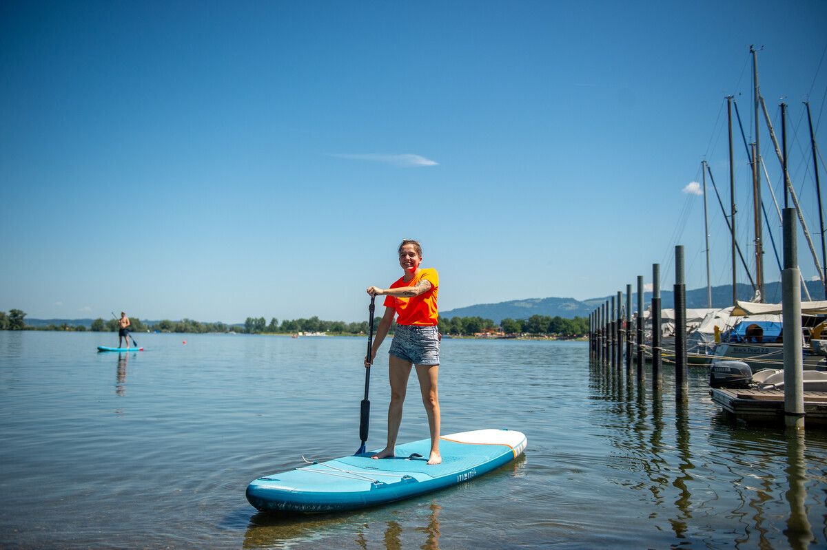Beim Stand-up-Paddle empfiehlt sich eine Schwimmhilfe und die Verwendung der Leash.VN/Rhomberg