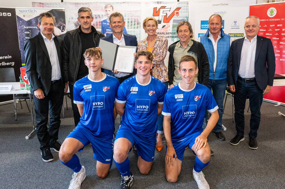 Besiegelten den Schulterschluss, von links: Michael Zangerl (Sportreferat), Predrag Zivanovic (SWB), Horst Lumper (VFV), Sport-Landesrätin Martina Rüscher, Bernd Bösch (Austria), Hubert Domig (FCD) und Werner Gunz (Altach).Serra