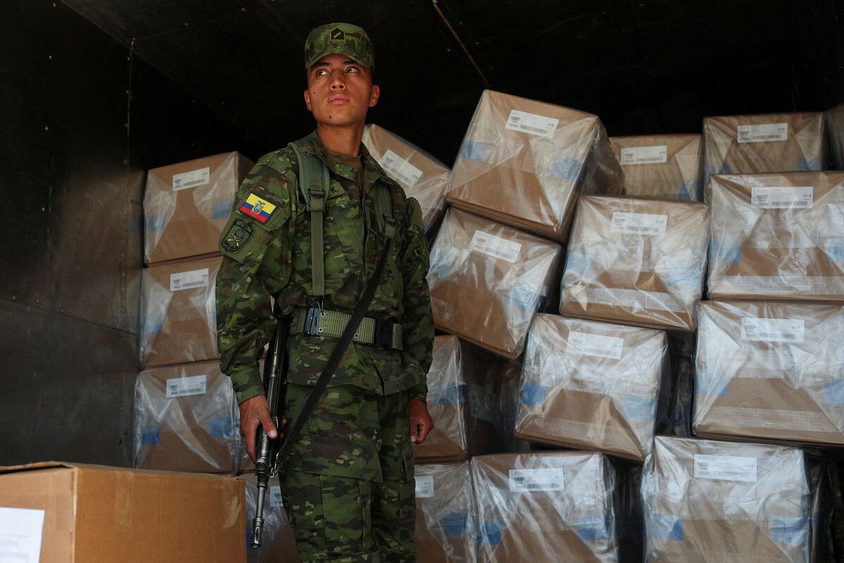 Bewaffnete Soldaten bewachen in Ecuador Wahlurnen und Wahlmaterial in einer Schule, die als Wahllokal dient. Reuters