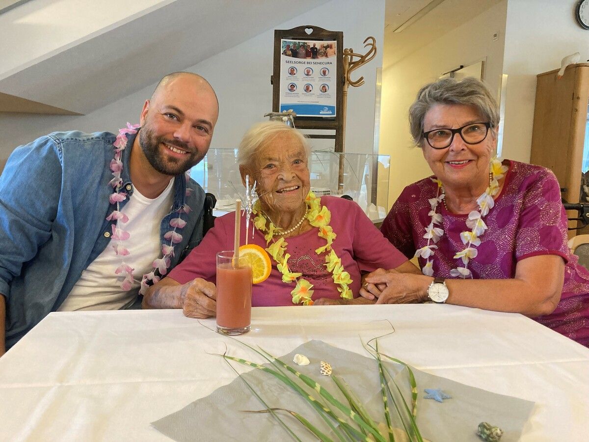 Bewohnerin Anni Ganahl genoss gemeinsam mit ihrer Tochter und ihrem Enkel die köstlichen Cocktails der hauseigenen Bar.senecura
