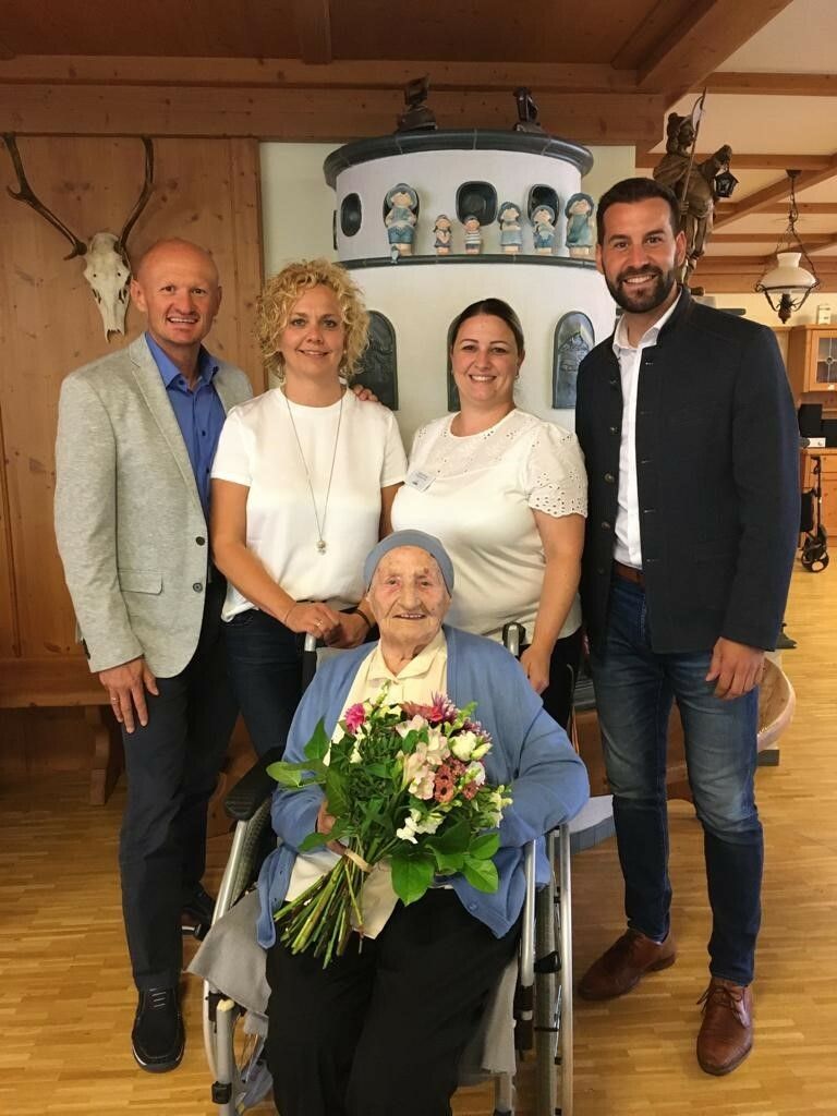Bewohnerin Stefanie Wirth mit Enkel Joachim Weixelbaumer, Enkelin Angelika Buschetto, Pflegedienstleiterin Birgit Grasmugg und Bürgermeister Simon Tschann.senecura