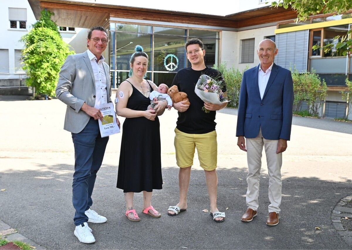 Bgm. Giesinger, die Eltern Angelina und Antonio Sönser mit ihrem Sohn Antonio Oliver Lucien und Meldeamtsleiter Klaus Ender feiern den 7000. Einwohner in der Gemeinde.Gemeinde