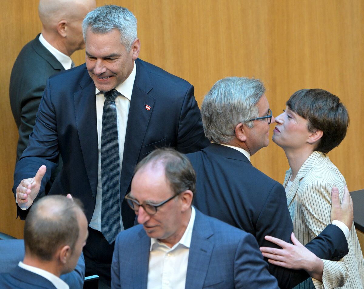 Bundeskanzler Karl Nehammer (ÖVP), Sozial- und Gesundheitsminister Johannes Rauch (Grüne), Finanzminister Magnus Brunner (ÖVP) und Grünen-Klubchefin Sigi Maurer. APA