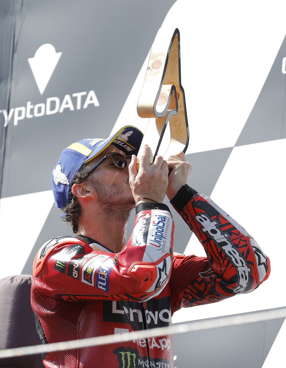 Bussi für den Pokal: „Pecco“ Bagnaia gewinnt erneut in der Steiermark.apa