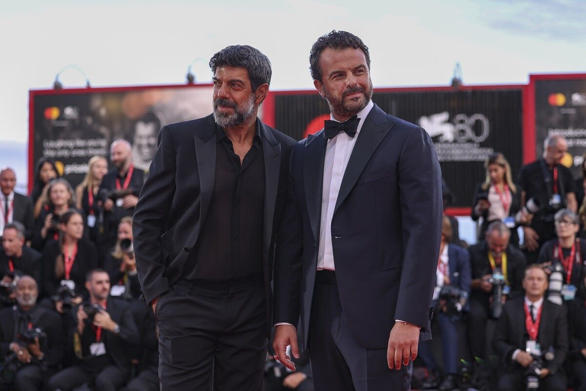 Comandante, der Film des italienischen Regisseurs Edoardo De Angelis (r., im Bild mit Schauspieler Pierfrancesco Favino) eröffnete die Filmfestspiele in Venedig.  AP