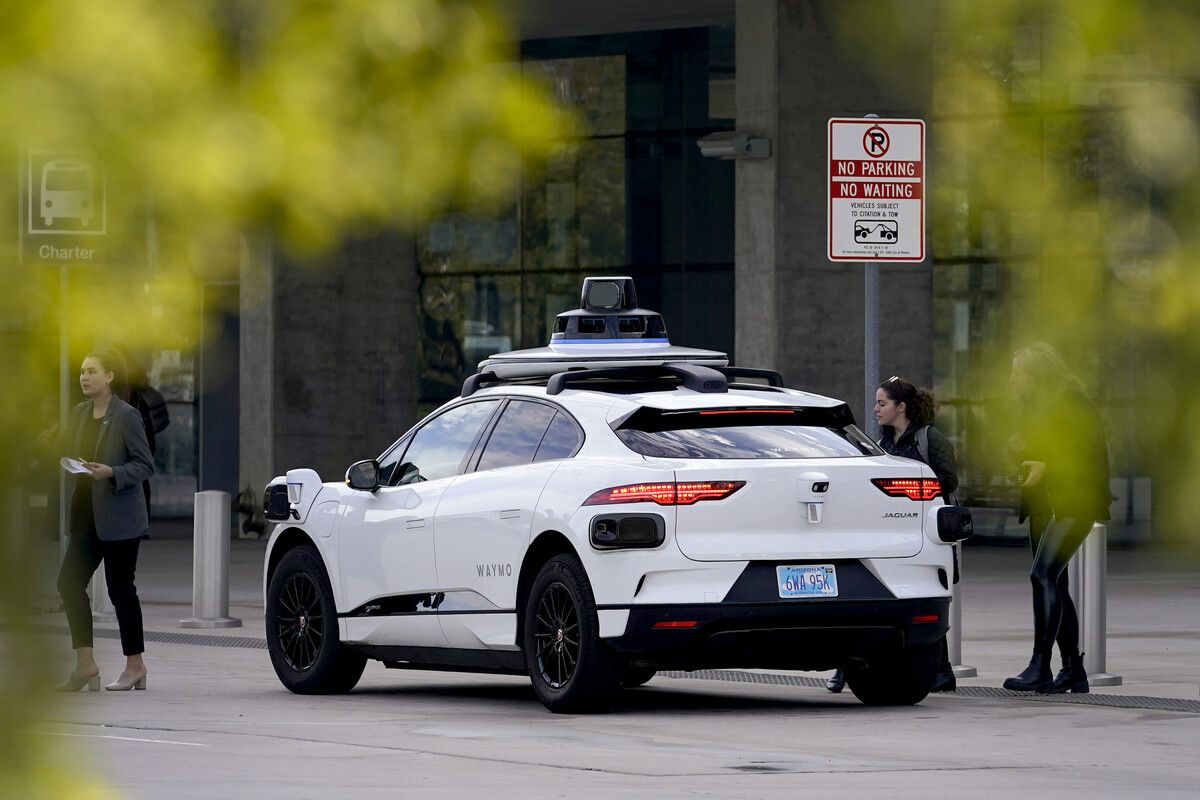 Cruise und Waymo benutzen aktuell zu selbstfahrenden Autos umgebaute Elektrofahrzeuge, bereiten aber Robotaxis ohne Lenkrad und Pedale vor. AP