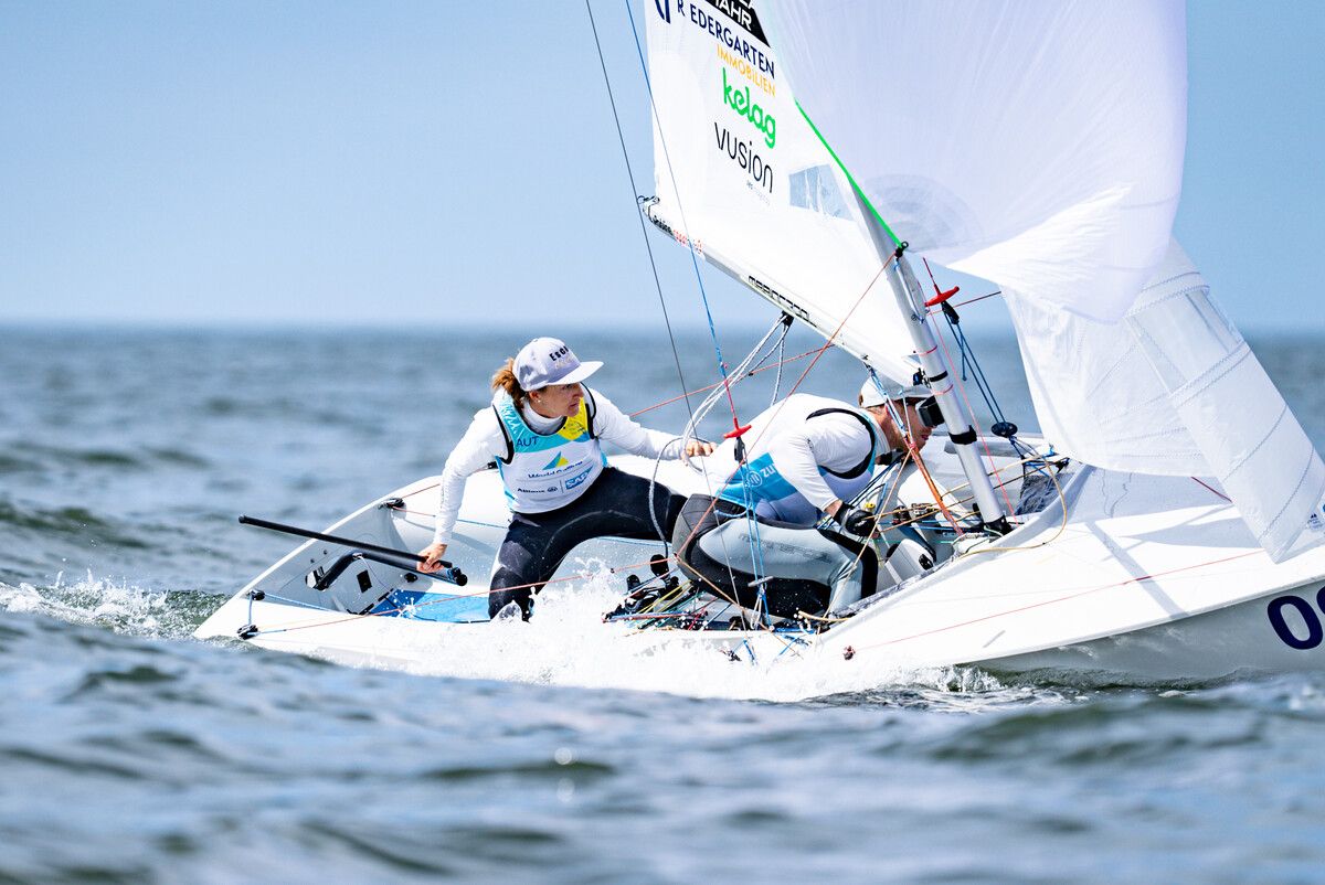 Das 470er-Duo Lara Vadlau/Lukas Mähr trotzte allen Schwierigkeiten und hat im Medal-Race nun berechtigte Chancen auf eine WM-Medaille.OeSV/Dominik Matesa-3