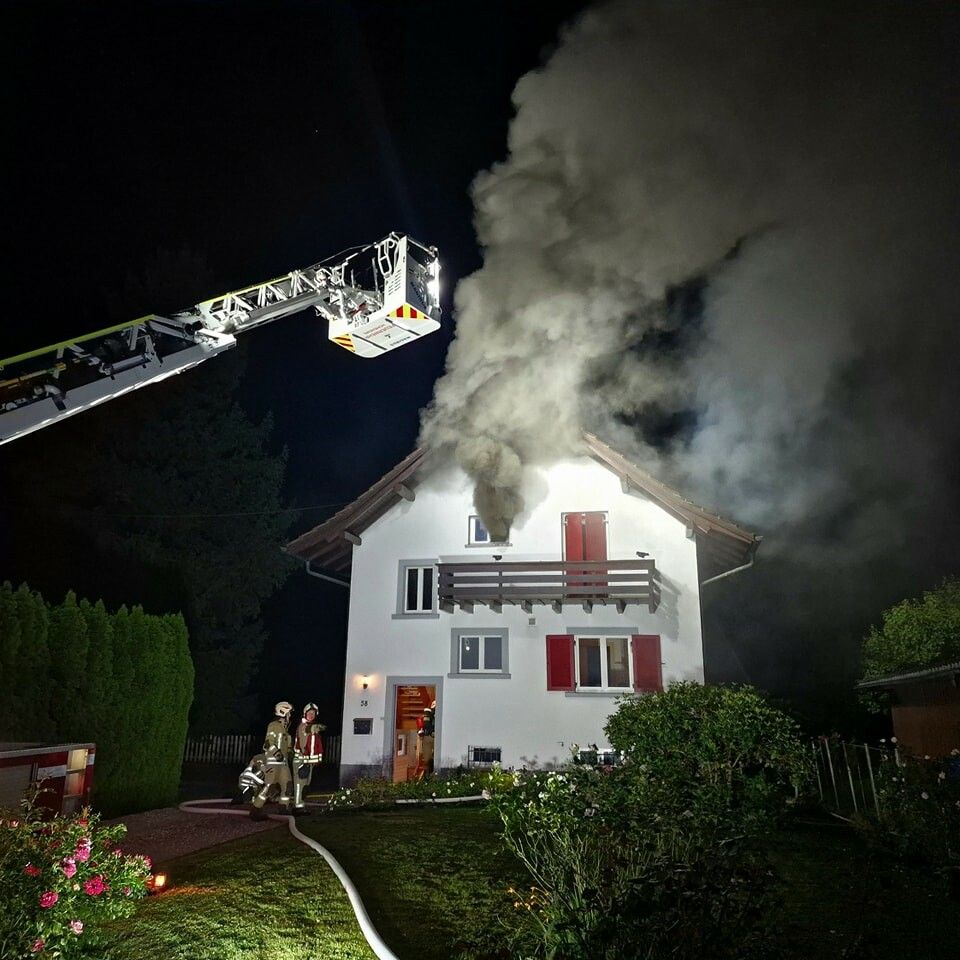 Das Feuer brach aus unbekannter Ursache im oberen Stock aus. FW Hohenems
