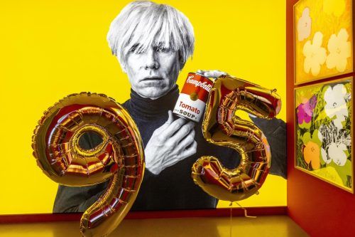 Das Kunstmuseum Lindau würdigt Warhol mit einer umfangreichen Sonderausstellung von etwa 100 Werken.