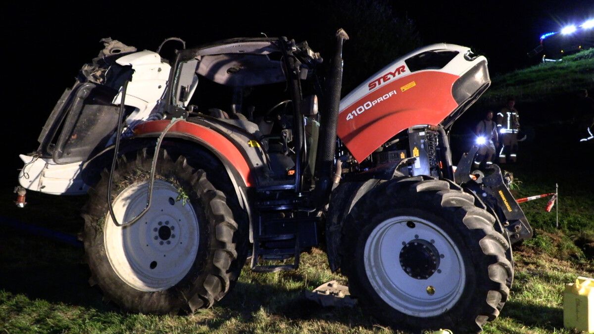 Das landwirtschaftliche Gerät überschlug sich mehrmals, als es in Bildstein den Hang hinabstürzte. Shourot