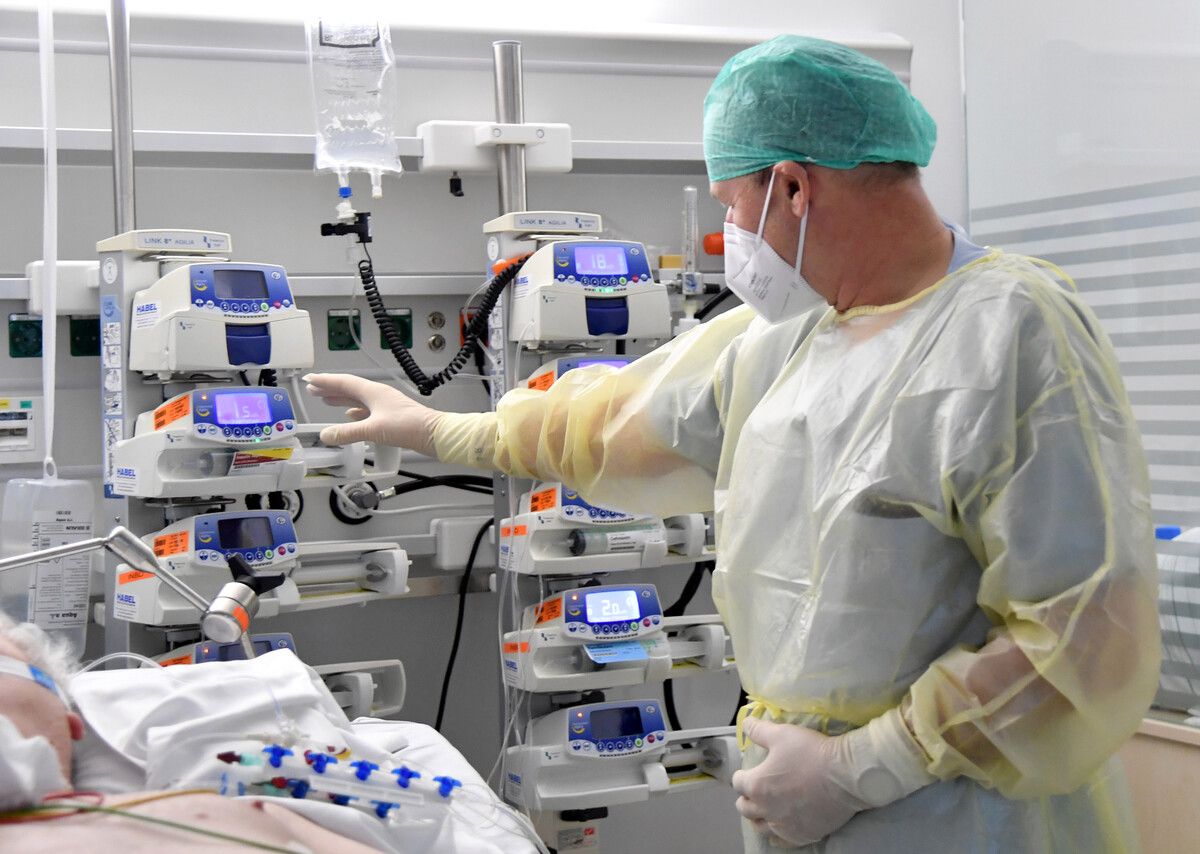 Das medizinische Personal war im November 2021 besonders gefordert, speziell auf den stark mit Covid-Patienten belegten Intensivstationen. APA/Barbara Gindl