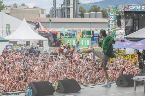 Das Publikum tanzte bei Greeen gut gelaunt zu Songs wie "Autostrada", "Ab und An" oder "Panama".