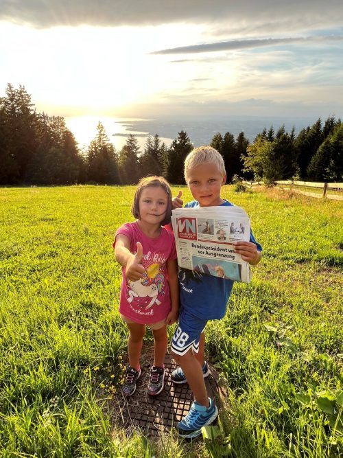Daumen hoch! Nicolas (7) und Victoria (4) genießen den Sonnenuntergang auf den Pfänder.  Laura Pointner
