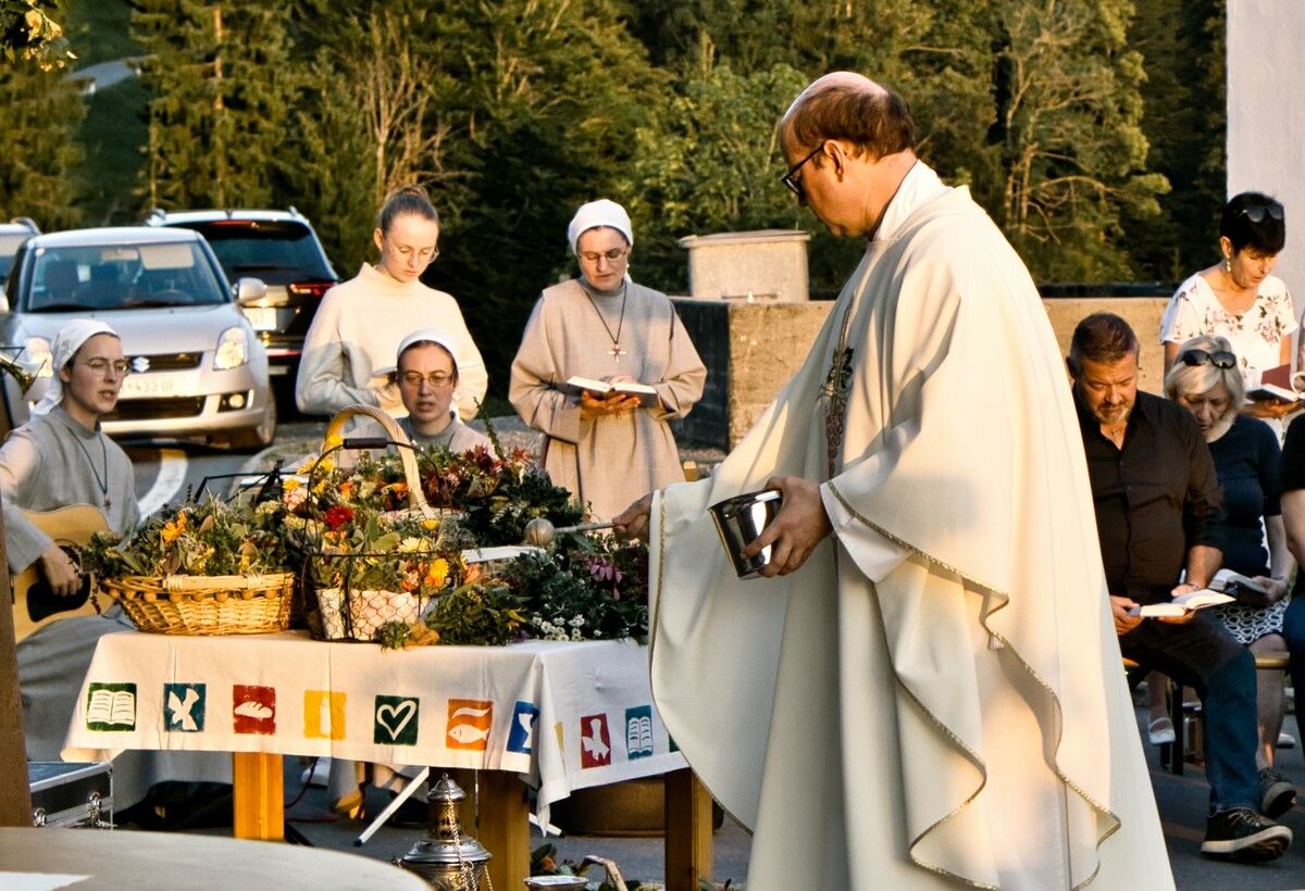 Dekan Hubert Ratz feierte mit den Kirchenbesucherinnen und Kirchenbesuchern die Kräuterweihe.ME
