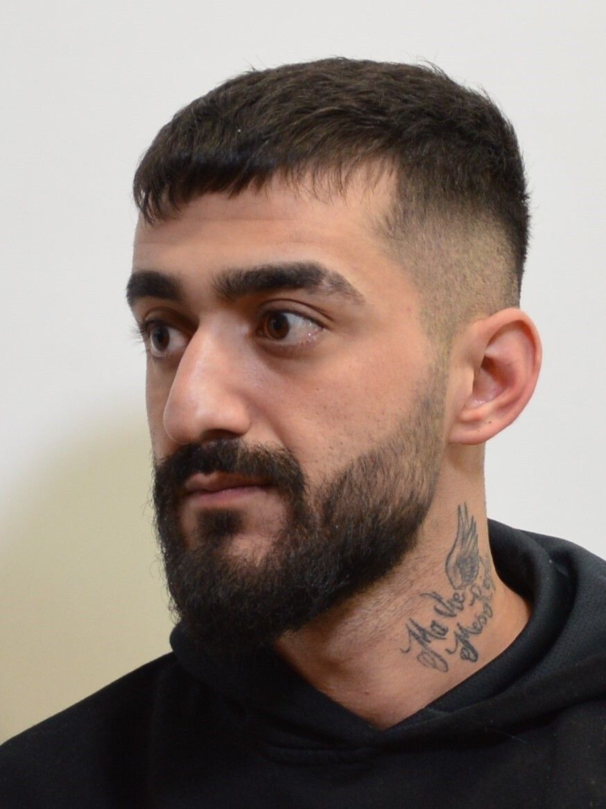 Demirci hat auffallende Tätowierungen linksseitig am Hals. pol