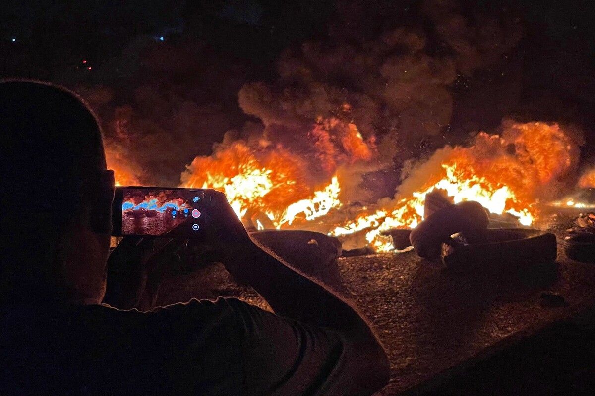 Demonstranten in Tripolis zündeten Reifen an. Libyen erkennt Israel nicht an. AFP
