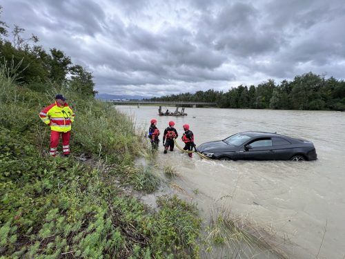 Der Audi wurde in einem spektakulären Einsatz aus der Bregenzerache geborgen.  vlach
