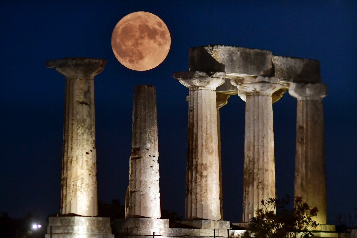 Der „Blaue Supermond“, der zweite Vollmond eines Kalendermonats, geht über dem Apollo-Tempel im antiken Korinth in Griechenland auf. AFP