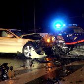 Taxi kracht gegen Polizeiauto