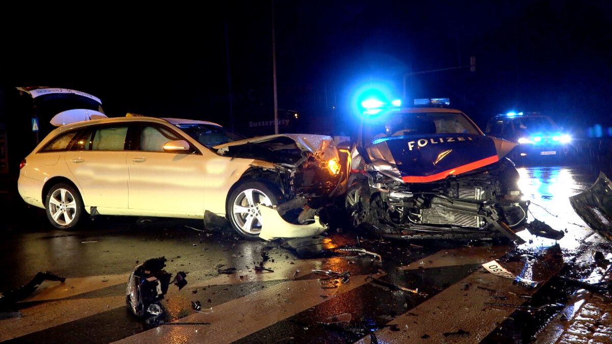 Der Dienstwagen und das Taxifahrzeug wurden bei der Kollision total beschädigt. m. shourot