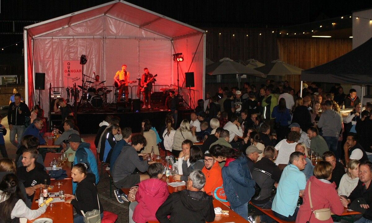 Der dritte Käsklatsch-Abend dieser Saison war eine Zitterpartie, doch es blieb lange trocken und die Stimmung im Schulhof war einmal mehr großartig. STP