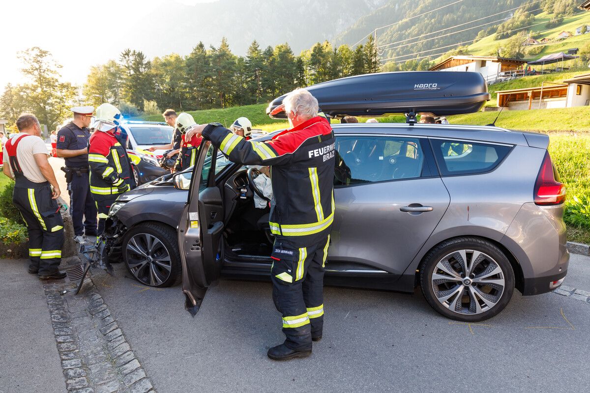 Der Fahrer des Pkw erlitt nur leichte Blessuren, seine Familienmitglieder blieben unverletzt. Hofmeister
