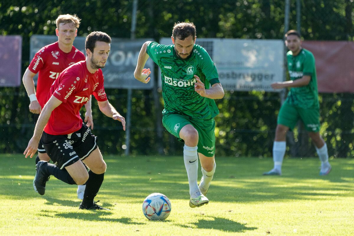 Letzte Saison noch im grünen Dress des FC Alberschwende, trifft Lukas Schatzmann (r.) heute mit seinem neuen Verein Rotenberg auf die „alte Liebe“.⇒stiplovsek