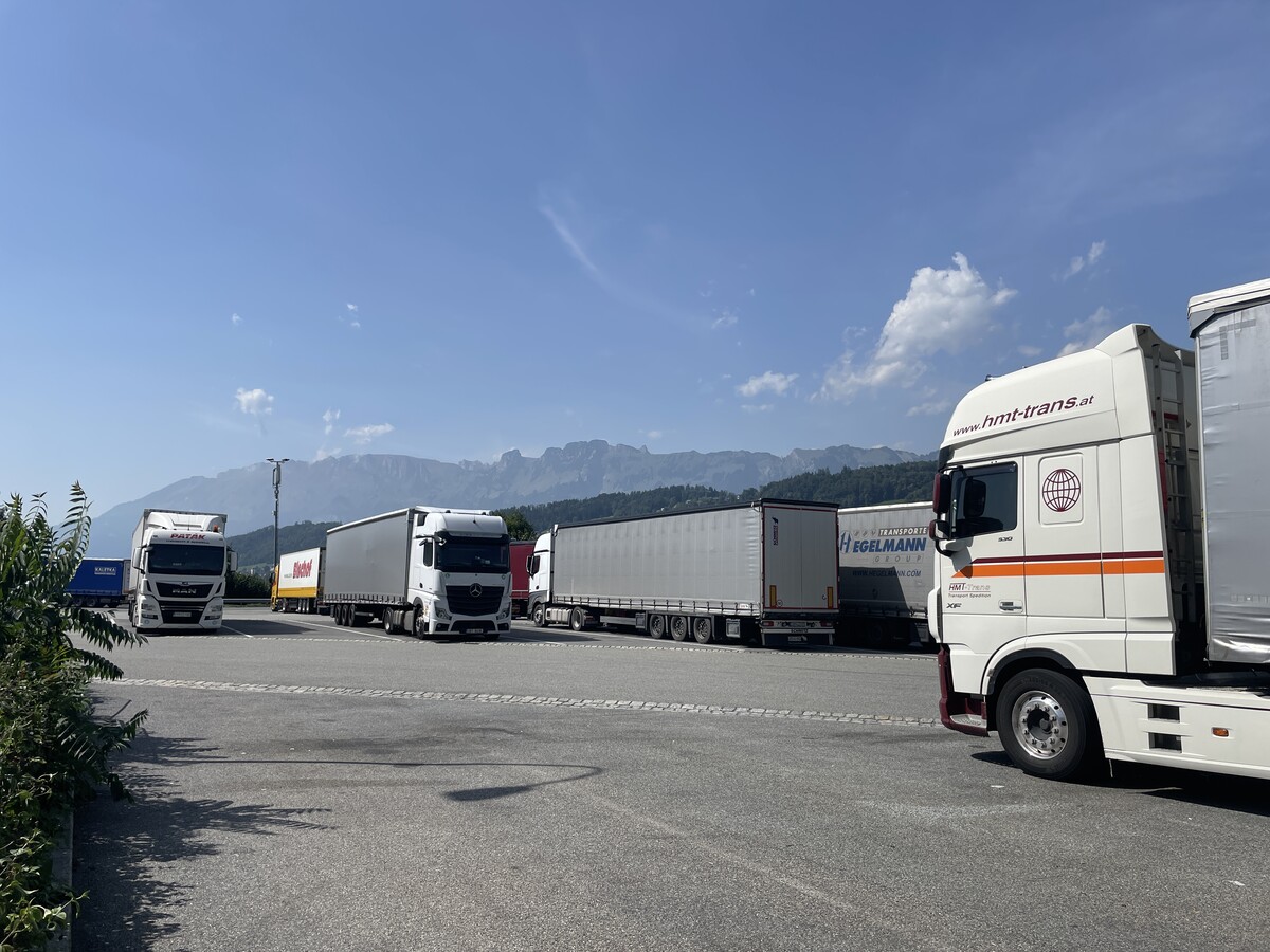Der Lkw-Verkehr macht den Anrainern das Leben schwer. VN/HARTMANN