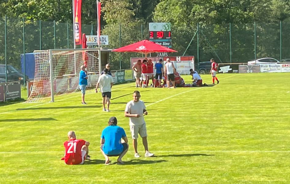 Der Lustenauer Kicker musste nach einem Zusammenprall mit einem Gegenspieler versorgt werden.privat