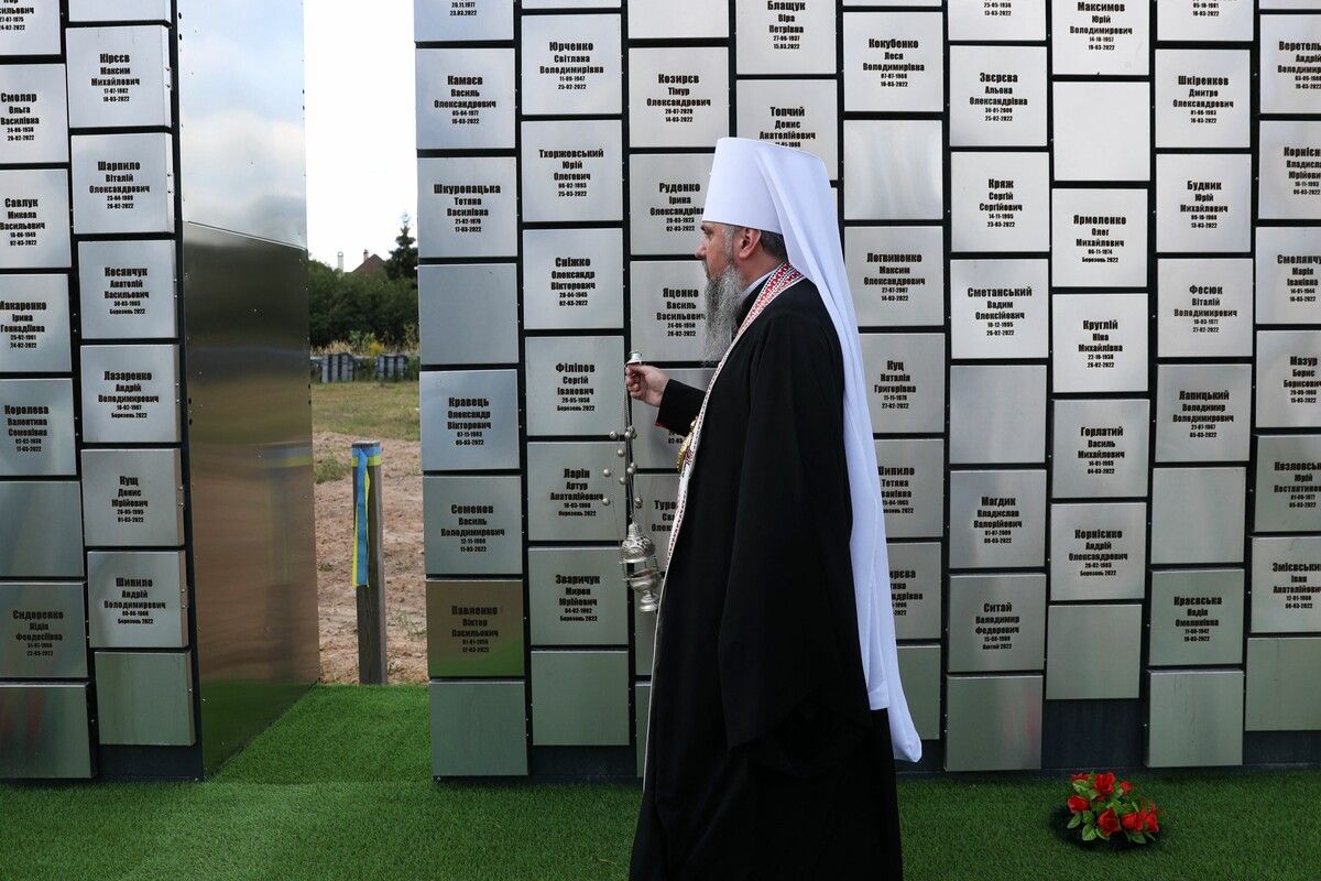 Der Metropolit der orthodoxen Kirche Ukraine, Serhiy Petrovytch Doumenko, hält einen Gottesdienst an einem Massengrab in Butscha. AFP