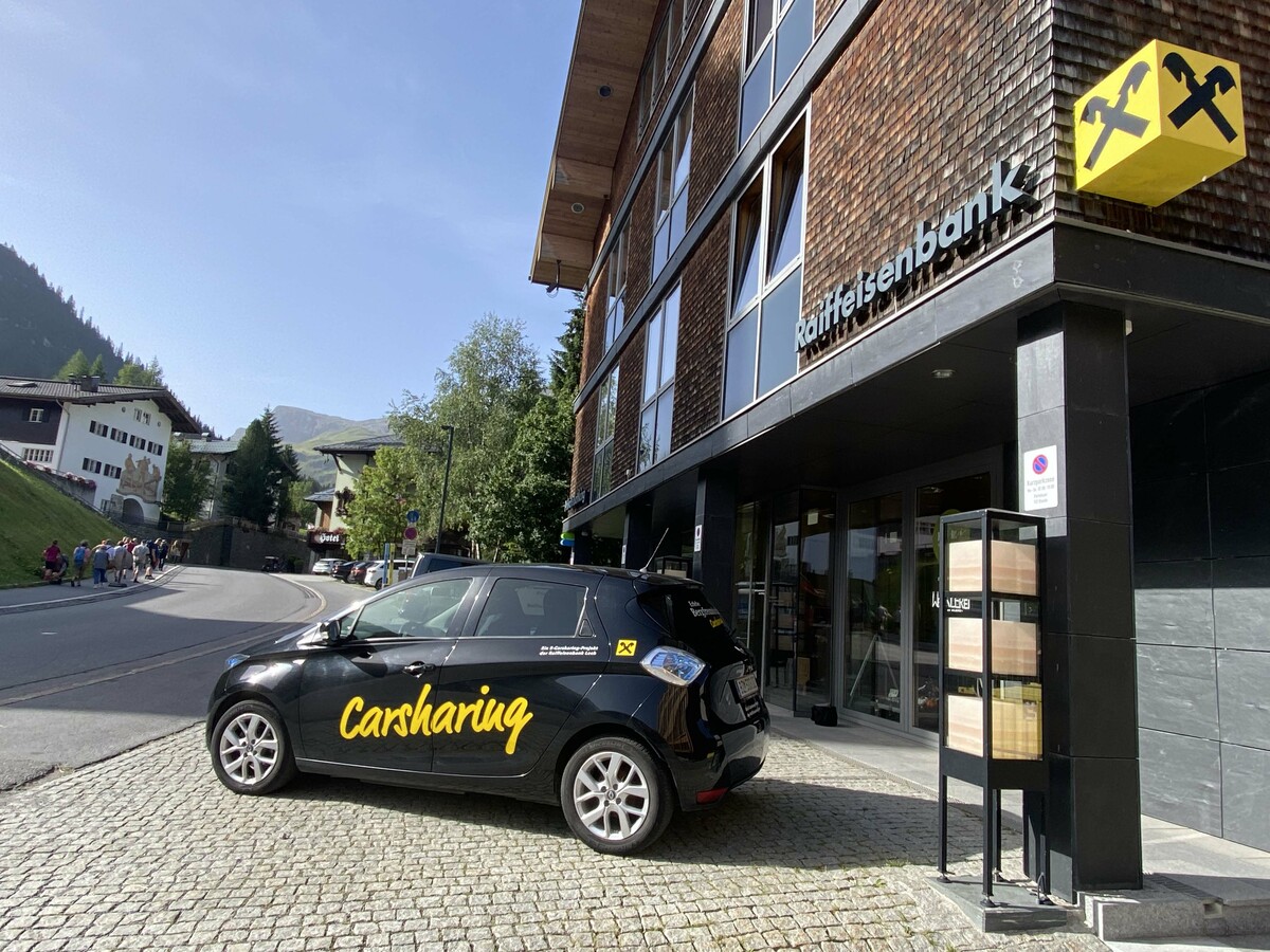 Der Renault Zoe ist direkt vor der Raiffeisenbank stationiert. Raiba