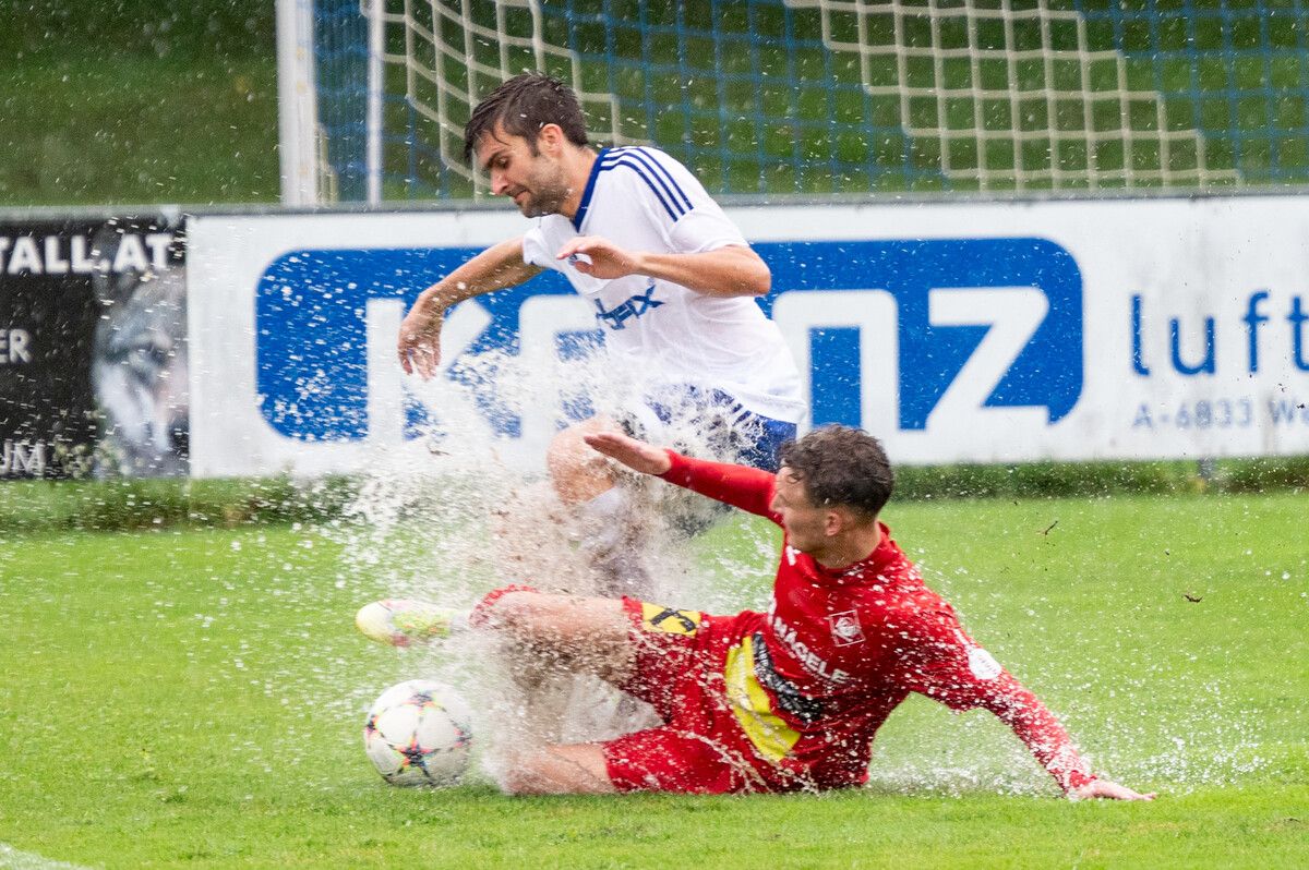 Der SC Röthis und RW Rankweil lieferten sich eine wahre Wasserschlacht, die die Röthner mit 2:0 für sich entscheiden konnten.fotos: Serra