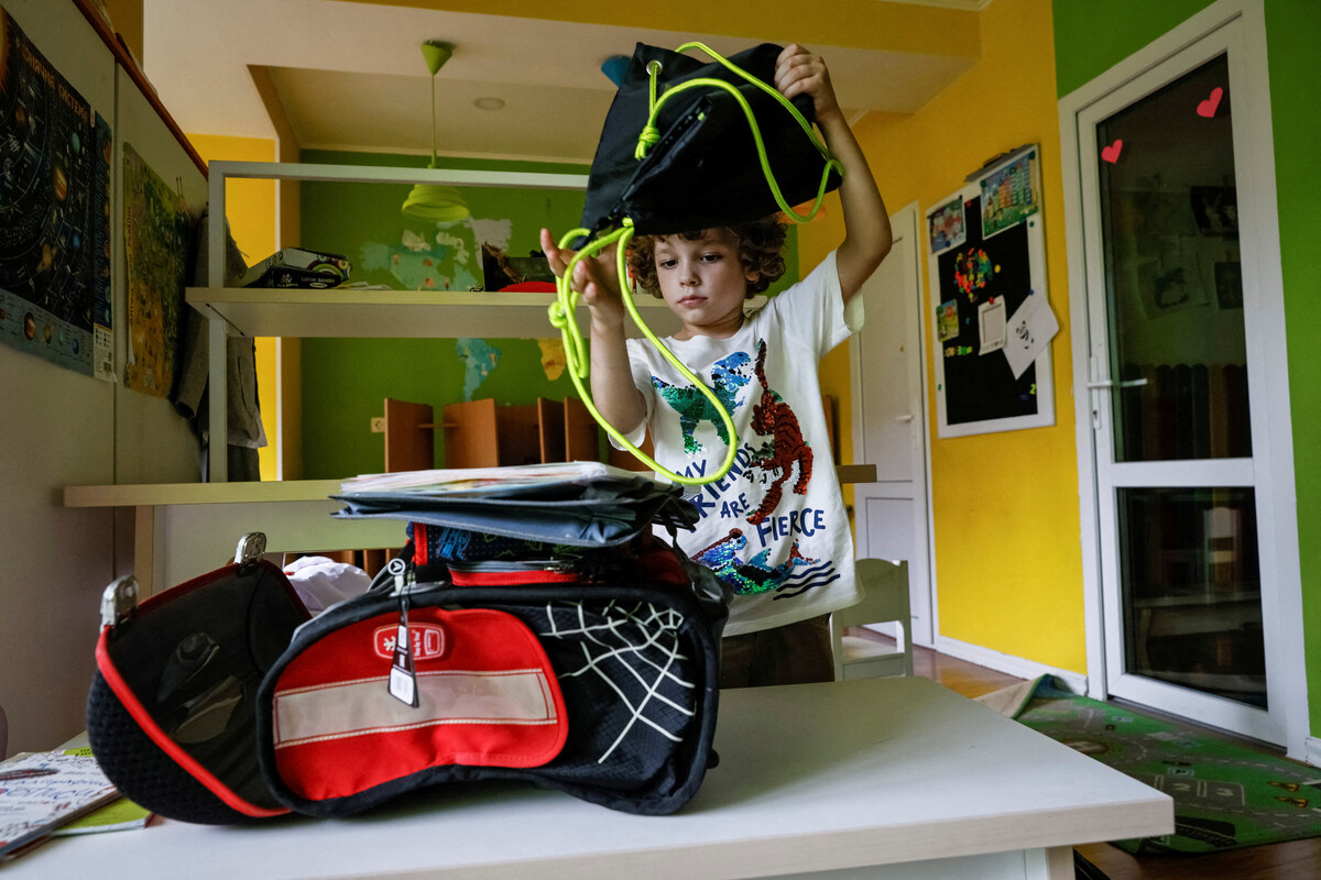 Der sechsjährige Ulas bereitet sich in einem Vorort von Kiew auf seinen ersten Schultag heute, Freitag, vor.REUTERS