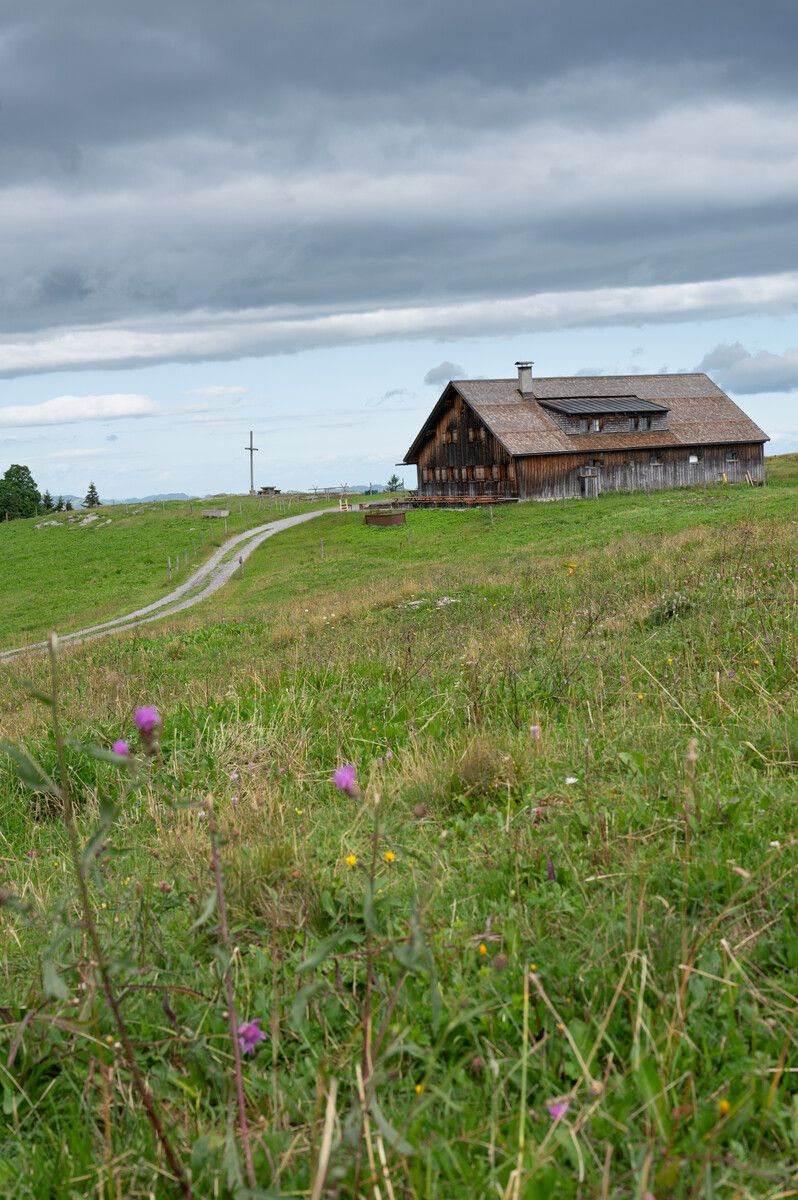 Die Alphütte ist beliebtes Pausenziel von Radfahrern und Wanderern.