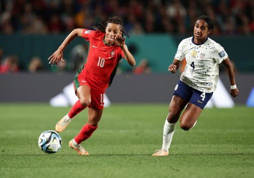 Die Amerikanerinnen taten sich gegen Portugal sehr schwer. Hier im Duell Portugals Jessica Silva gegen Naomi Girma. reuters