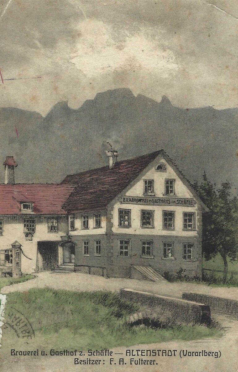 Die Ansicht von Brauerei und Gasthof zum Schäfle in Altenstadt auf einer Postkarte mit dem Stempel aus dem 19. Jahrhundert.