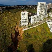 Riesiges Loch neben Wohnblock in Chile