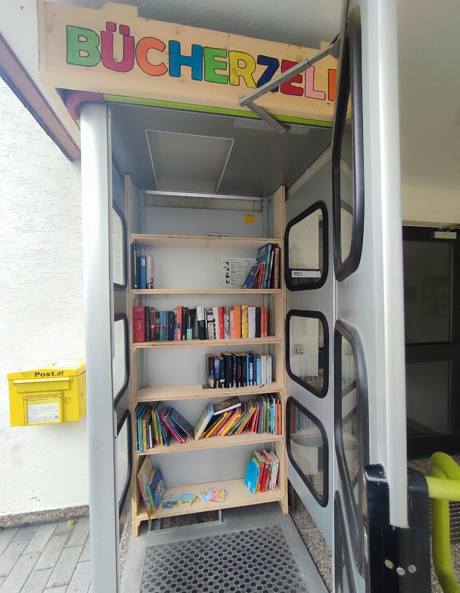 Die Bücherzelle lädt ein, Bücher einzustellen und herauszunehmen. Gemeinde