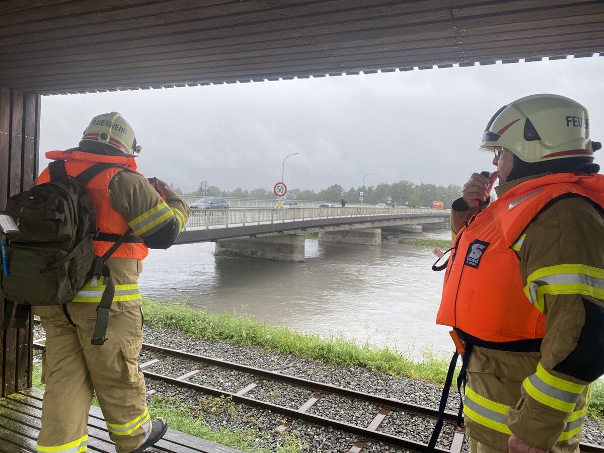 Die Einsatzkräfte der Feuerwehr kontrollierten regelmäßig die Wasserstände.Vol.at/Mayer