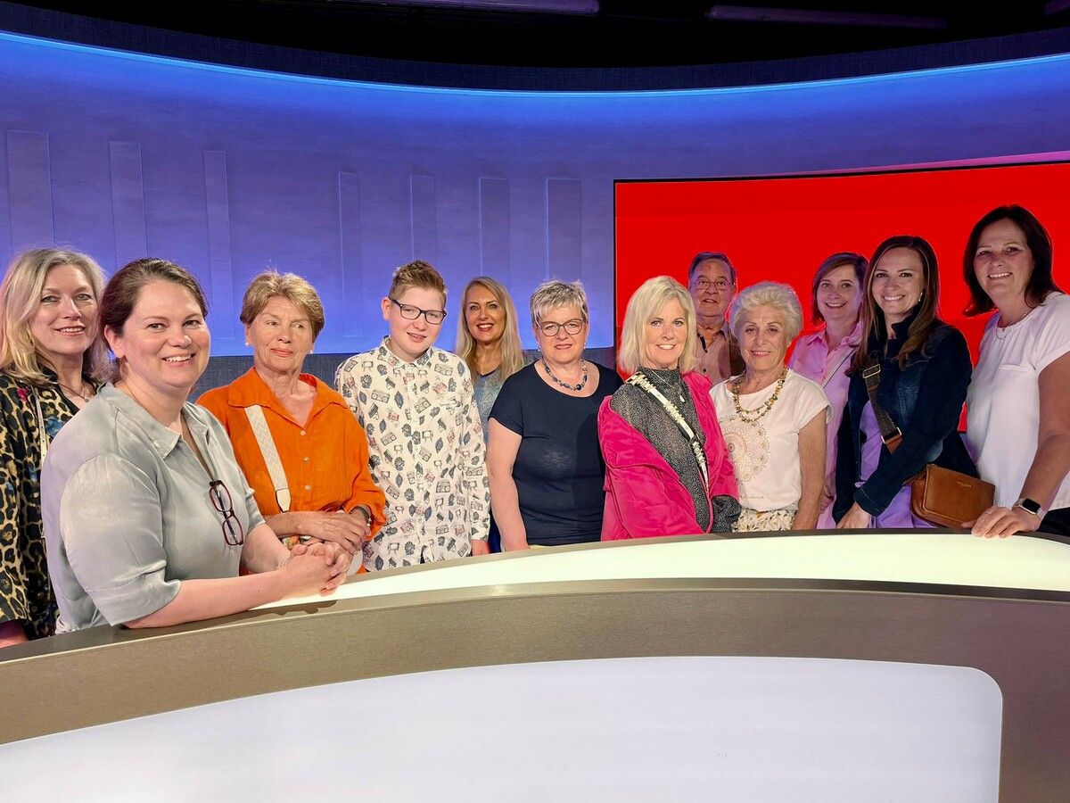 Die Eventpreis- Gewinner der Gildenball-Tombola der Bregenzer Faschingsgesellschaft durften im ORF-Landesstudio Vorarlberg hinter die Kulissen blicken.BFG