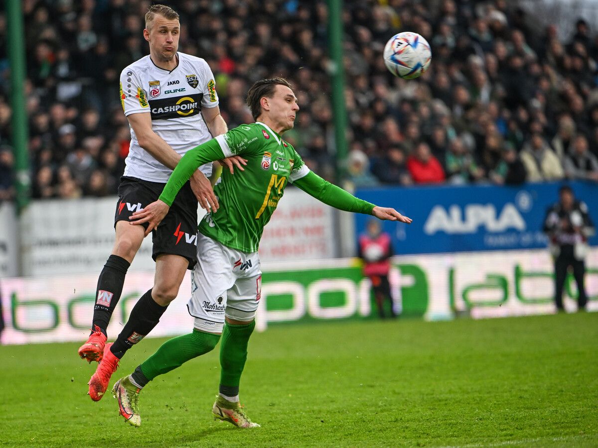 Die Frage, die alle Austria-Fans beschäftigt: Wird Lukas Fridrikas (im Bild gegen Lukas Gugganig) im Derby gegen Altach zurückkommen oder muss er weiter passen?gepa