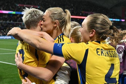 Die Freude nach dem sensationellen Einzug ins Viertelfinale kannte bei den Schwedinnen rund um Siegtorschützin Lina Hurtig (links) keine Grenzen. ap