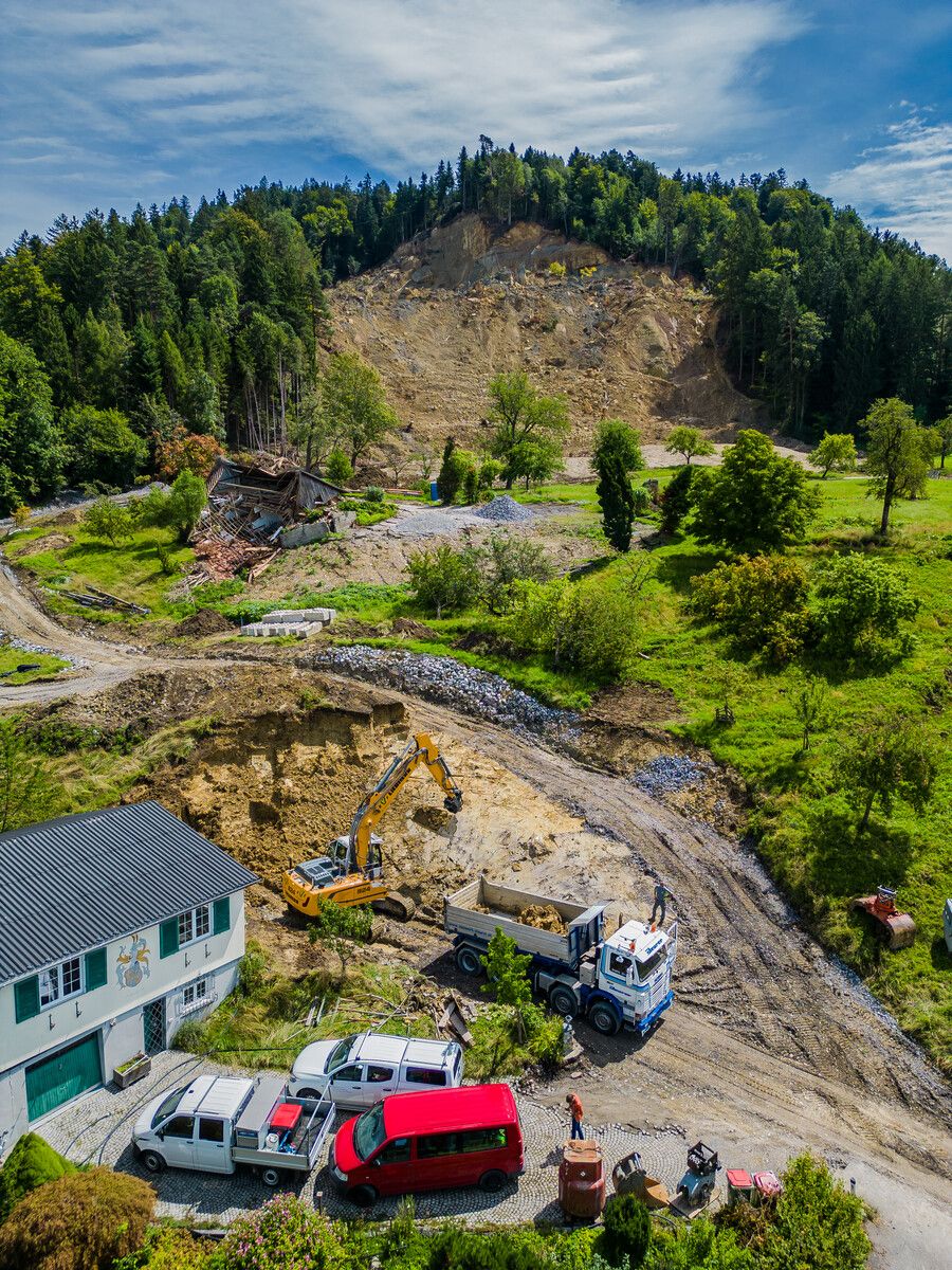 Die Hangkuppe oberhalb des Siedlungsraums wird abgetragen. VN/Steurer