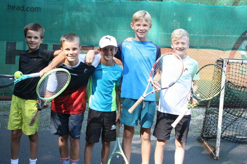 Die jungen Burschen waren stolz auf ihre Leistungen.