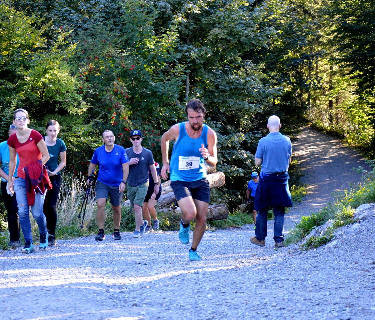 Die Läufer machen sich in verschiedenen Kategorien auf den Weg zur Bergstation. Stadt
