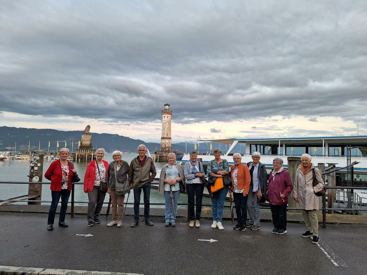 Die Mitglieder der Ortsgruppe Krumbach erlebten eine kulturelle Entdeckungsreise durch Lindau mit einer unterhaltsamen Stadtführung voller Geschichten.50plus Krumbach
