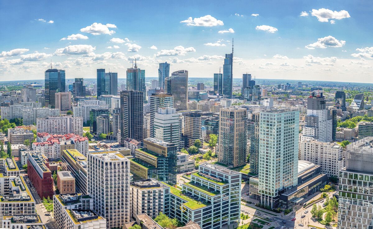 Die modernen Hochhäuser bilden einen spannenden Kontrast zur Altstadt Warschaus. Shutterstock (6)