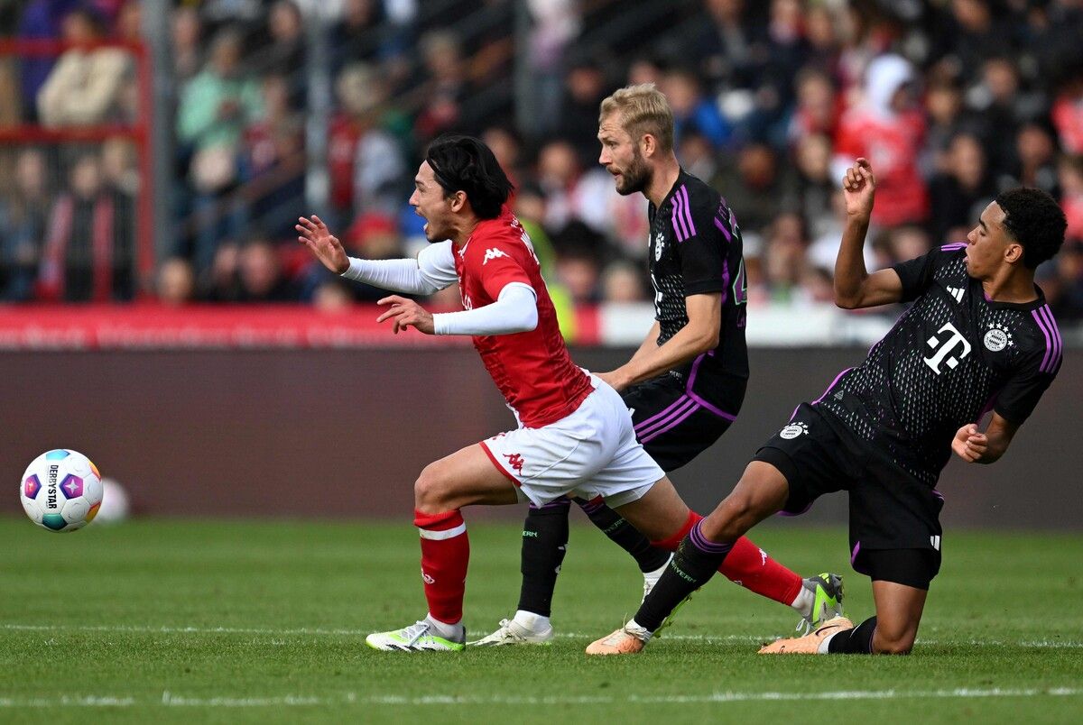 Die Münchner Konrad Laimer und Jamal Musiala gegen Monaco-Spieler Takumi Minamino.afp